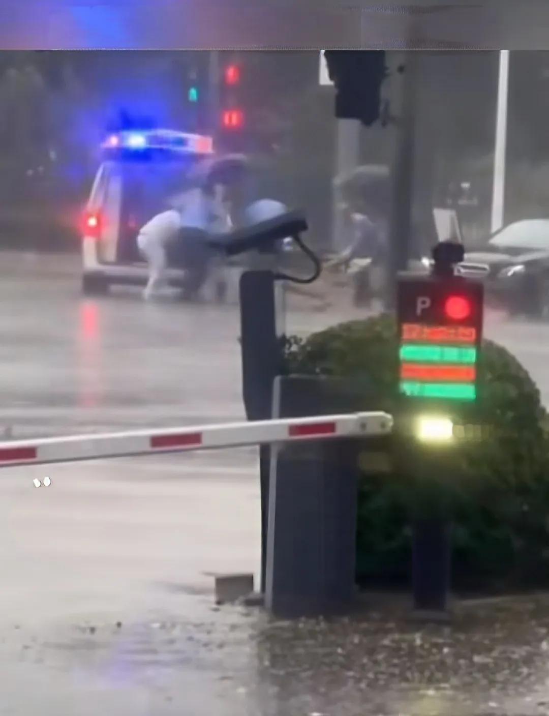 河南水灾，告急《暴雨红色预警下的河南：一场“天漏了”的生存实录》

雨，下得比“