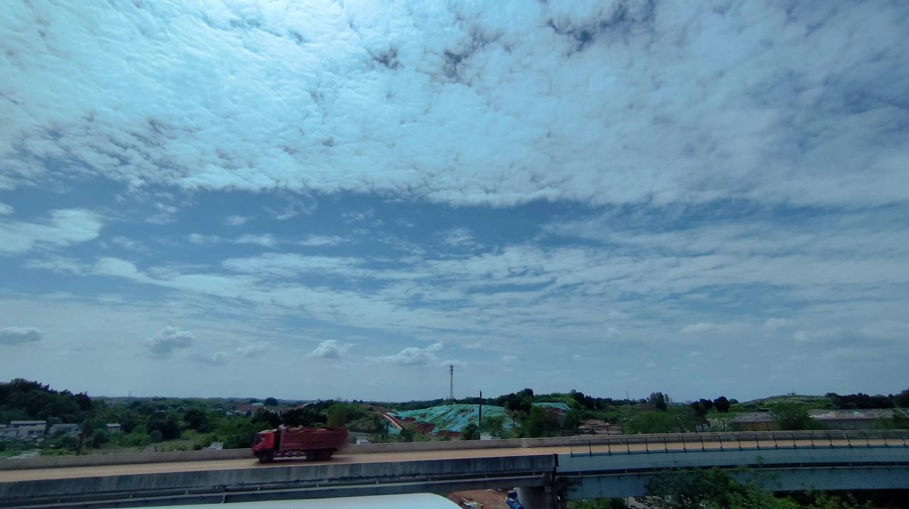 晒图笔记大赛天气不错！路上都是来来回回的车辆奔跑着！大家都在忙碌着！忙碌的生活才