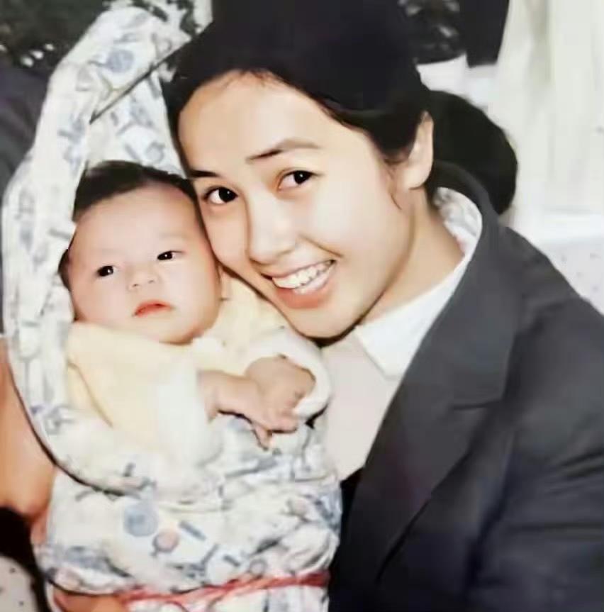 马思纯：我的小姨是蒋雯丽。

蒋雯丽：是啊，小时候你总爱黏着我，一见面就往我怀里