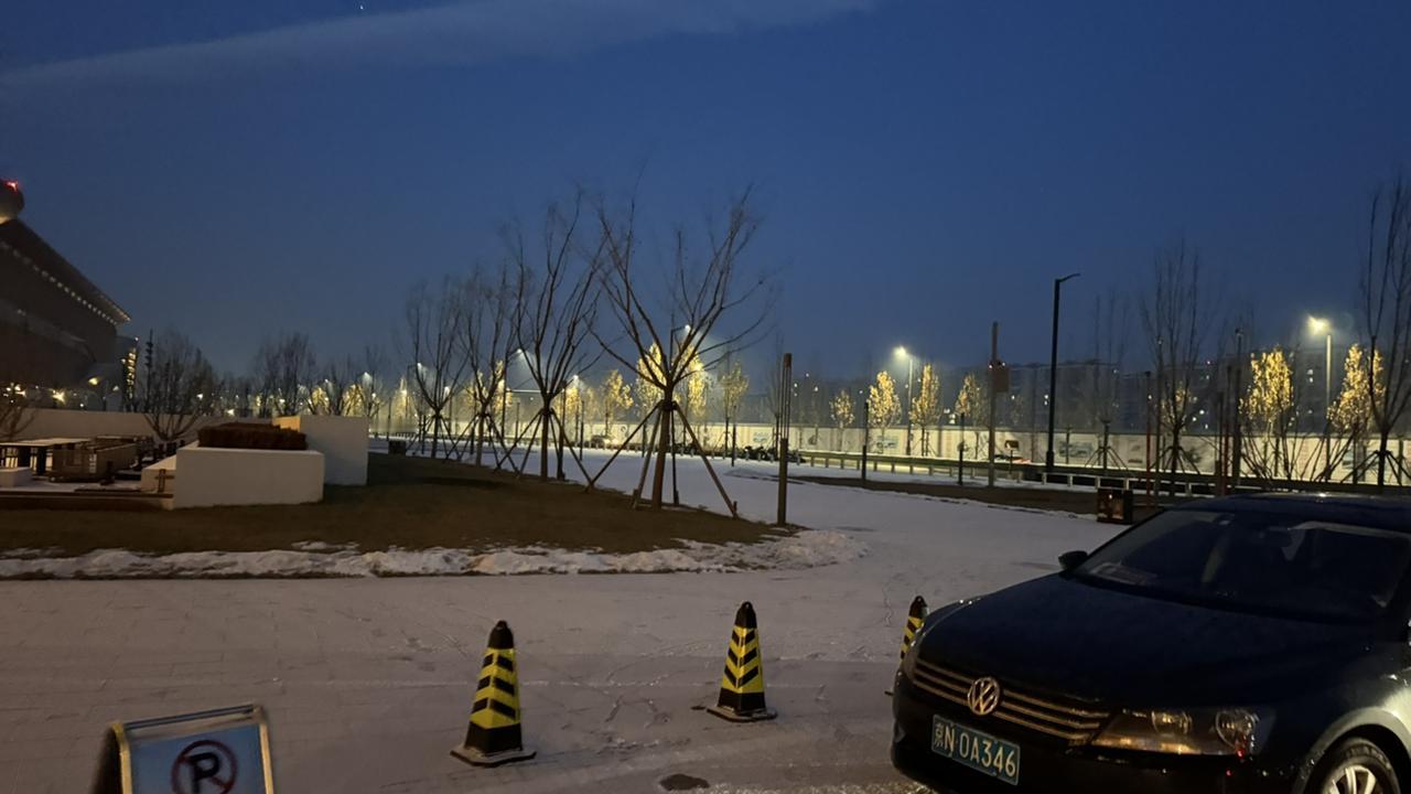 今日北京小雪
虽然路面没有积雪
但车身上轻微带点雪花
还是挺好看，有冬天❄️该有