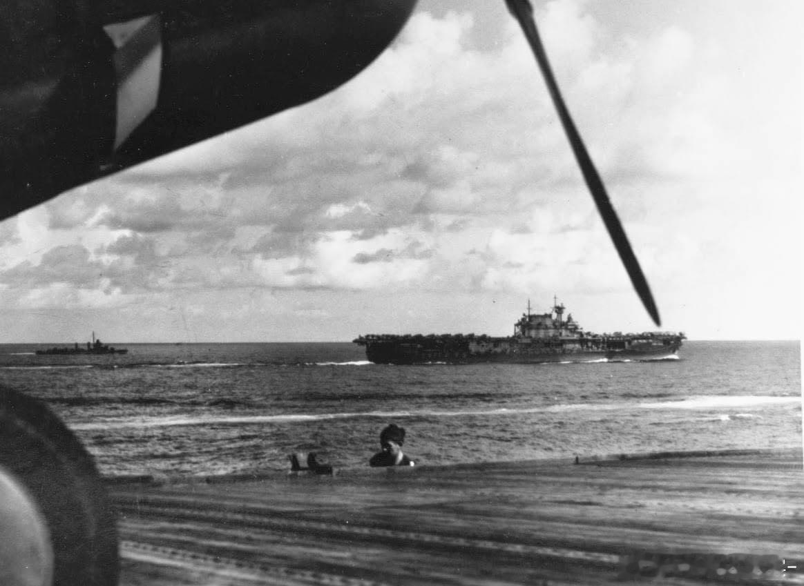 向珊瑚海疾驰的大黄蜂号航母，从企业号上拍摄于1942年5月13日。当然它们没赶上