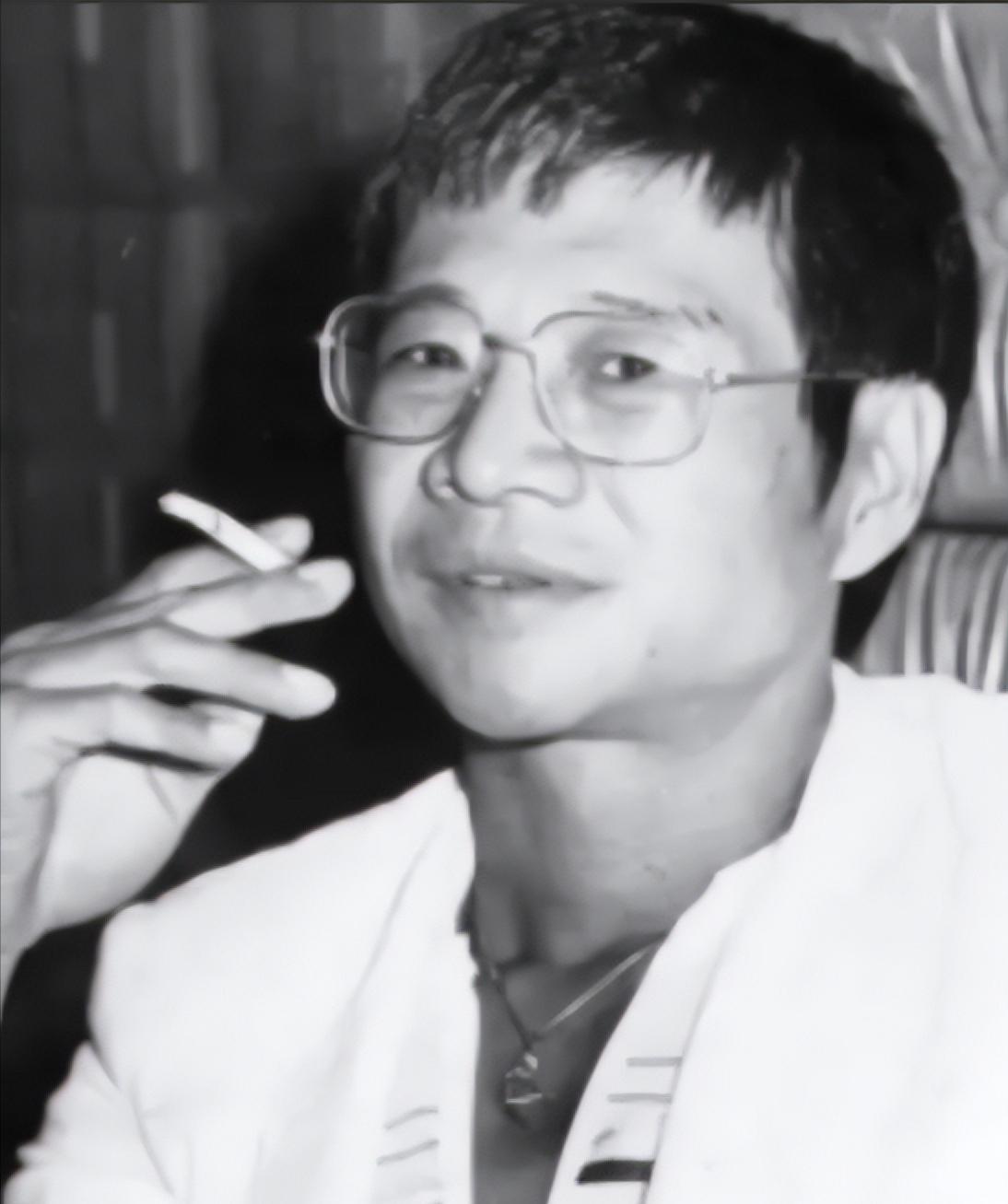 他是我国著名的作家和编剧，在内蒙古工作期间，因面临审查与处罚风险，通过伪造公章、