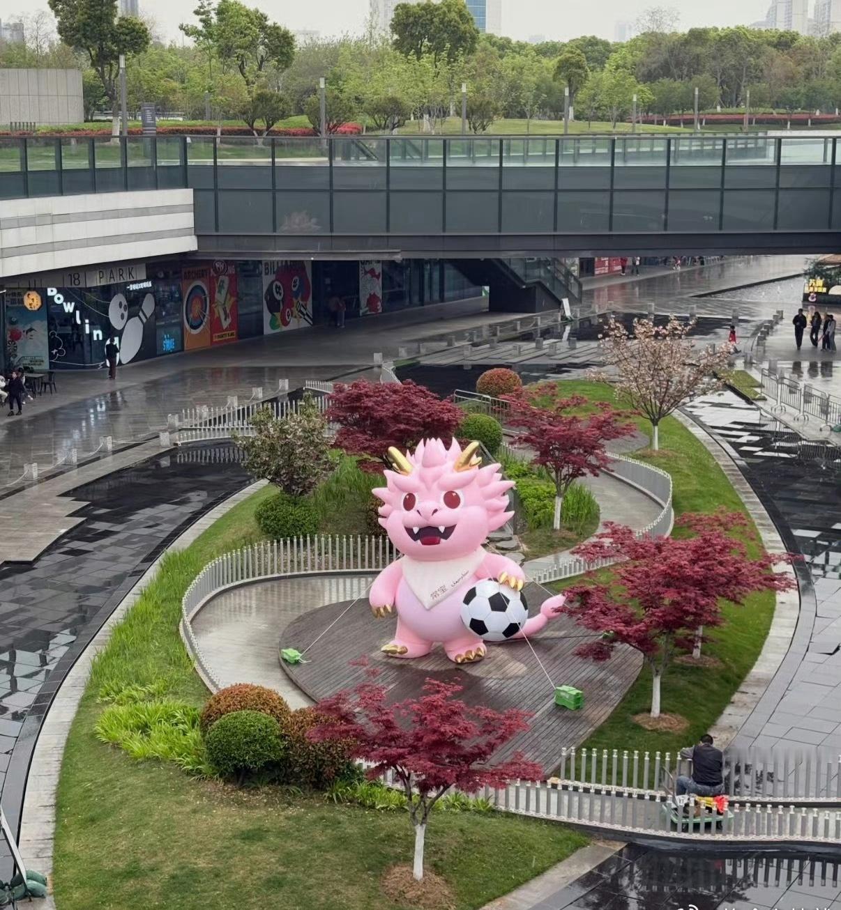 铁骑电摩来回几趟就把人流理顺了，响应速度真没话说，咱常州交警给力！