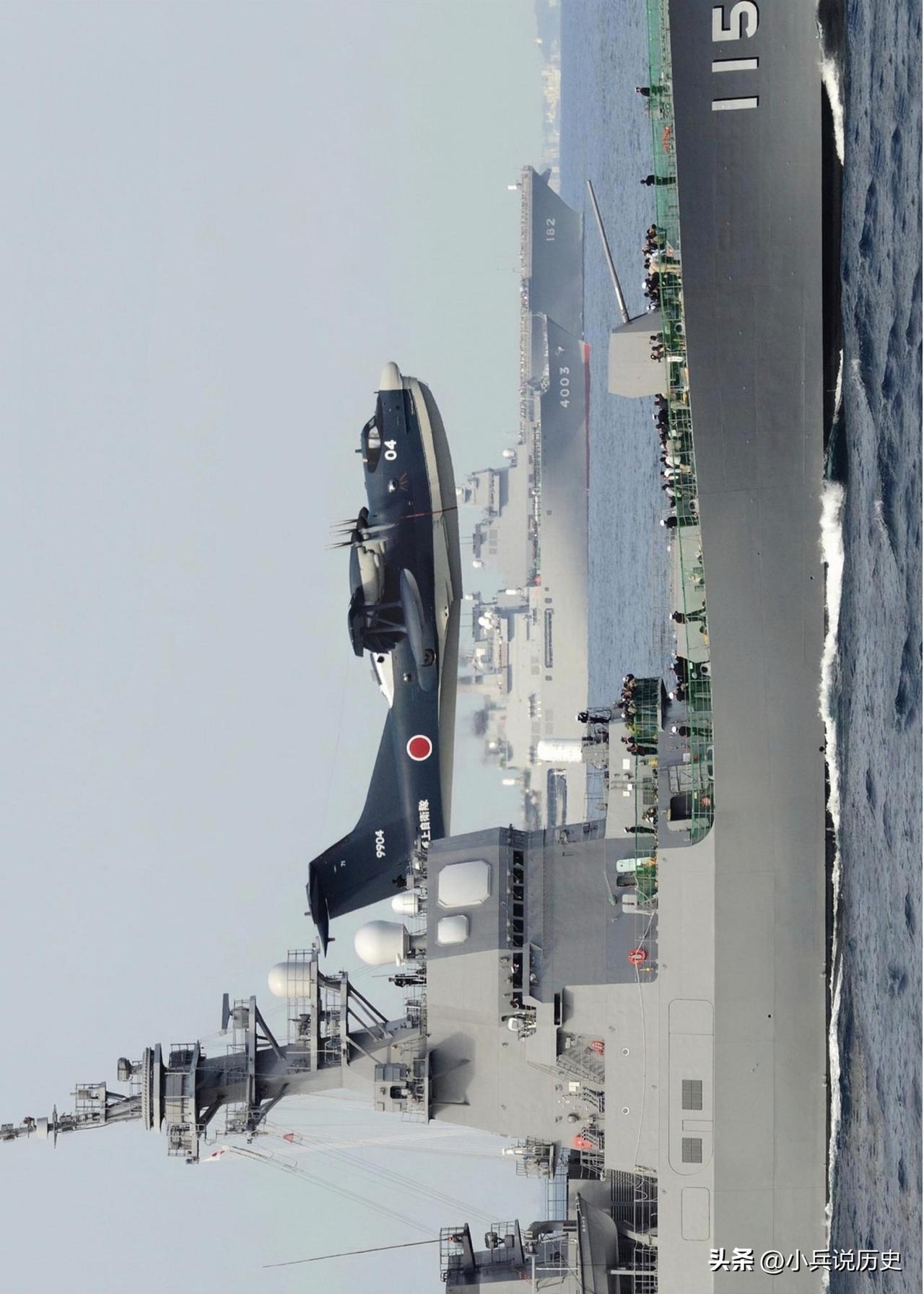 日本US-2水上飞机超低空掠过水面舰艇编队，图中由近到远依次为“秋月”级通用驱逐