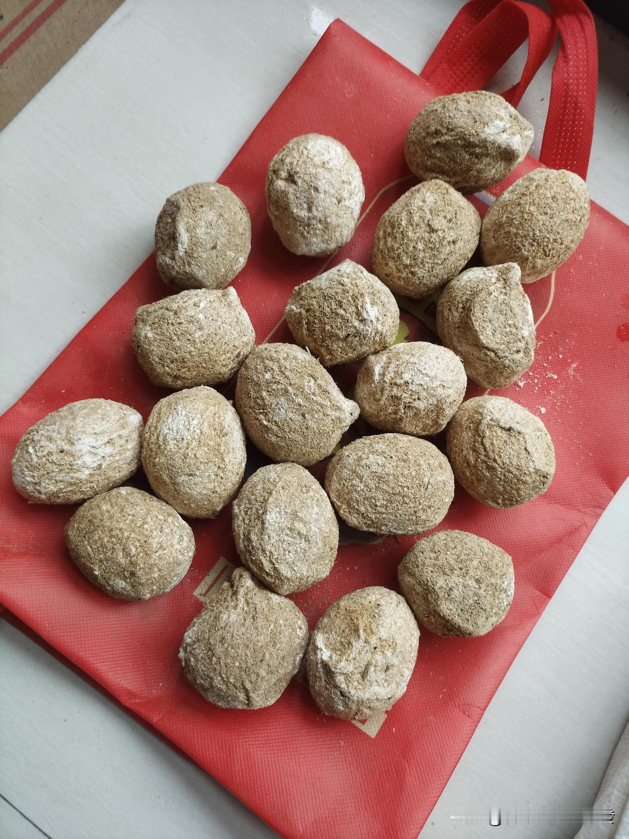 这是从老家带来的变蛋，

其实我不爱吃，总觉得有股石灰味，

但父亲说：

你舅