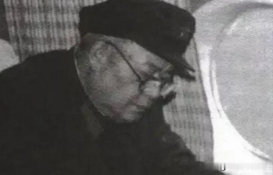 1966年，杨尚昆被错误关押在监狱中，严重的低血糖让他多次濒临死亡，正当他绝望之