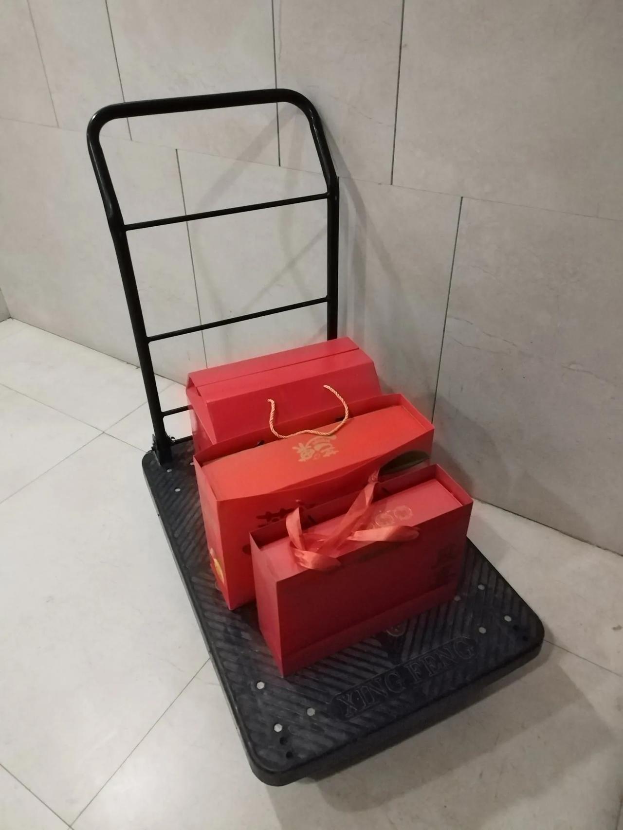 养男孩家庭太亏了，结个婚花的真是大价钱。
昨天去盒马买水果，一个男孩在买网纹瓜，
