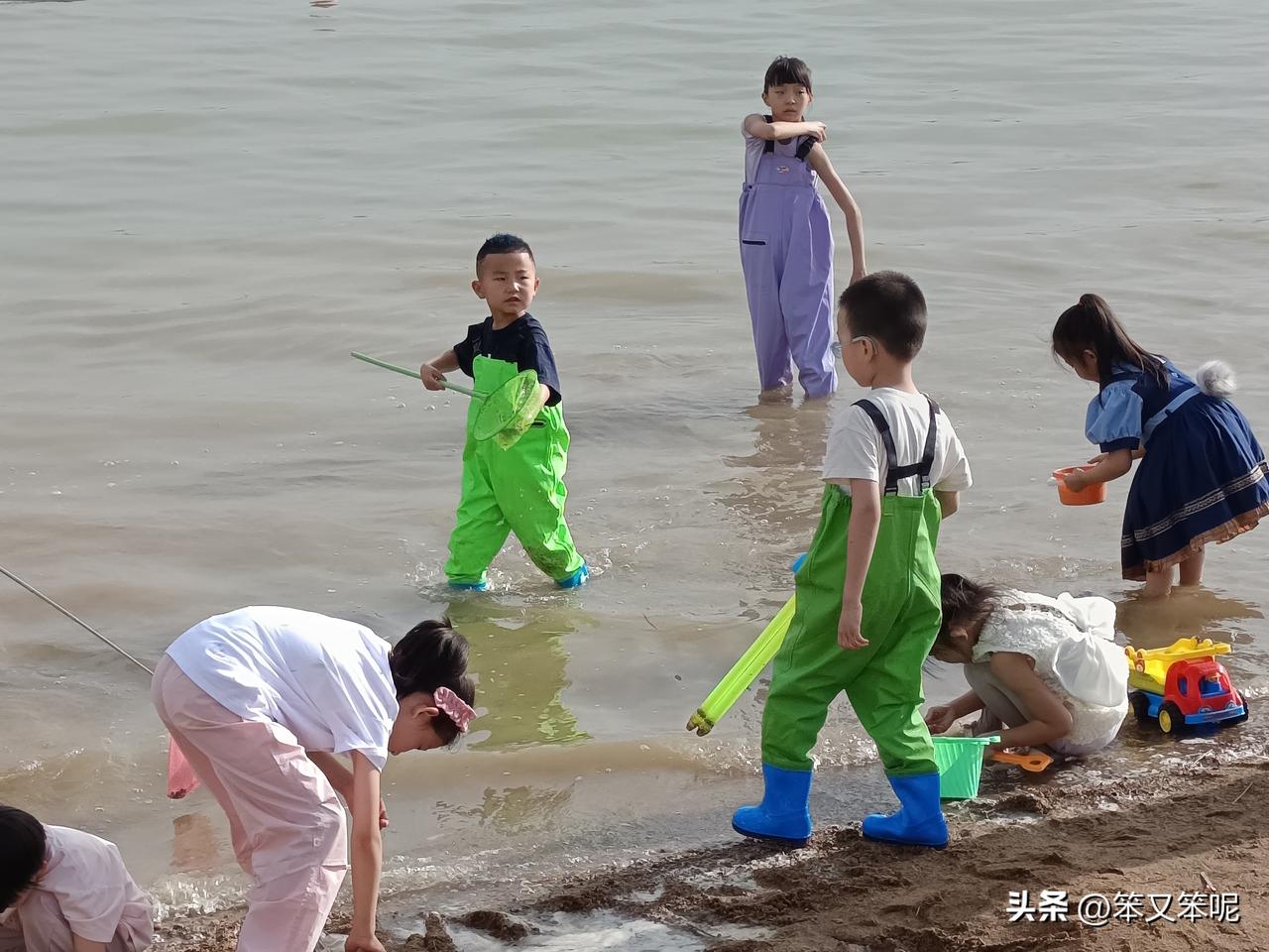 儿童节快乐！在戏水乐园里，大家一起玩儿的不亦乐乎。

戏水乐园里的儿童节

儿童