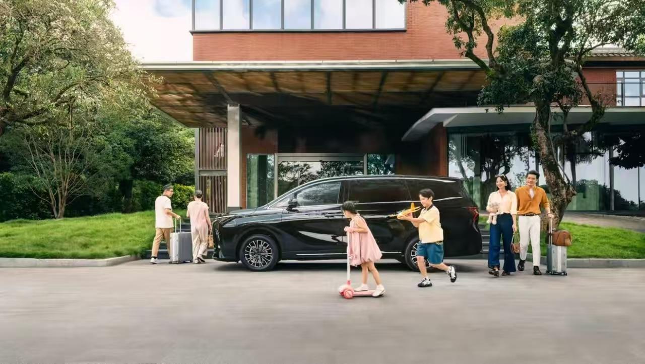 一直纳闷为什么东风风行星海V9被称为“15万级露营MPV天花板”和“中国家庭秋日