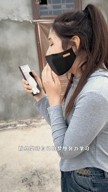 #苏醒现场给粉丝打电话唱歌##苏醒上岸演出祝福粉丝# 苏醒演唱会又整活了！现场连