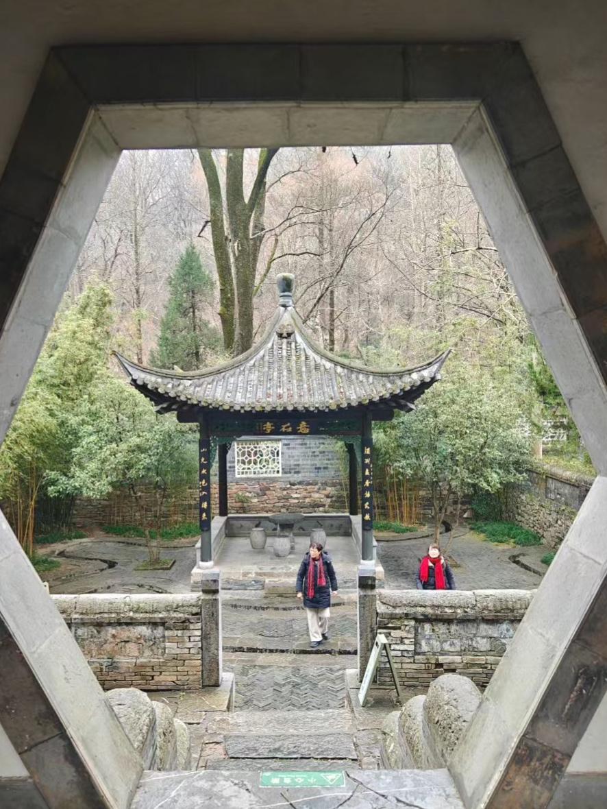 六边形的框，把古亭与山林裁成一幅宋画，砖石上的苔痕都在替岁月轻声絮语。
🏯 檐