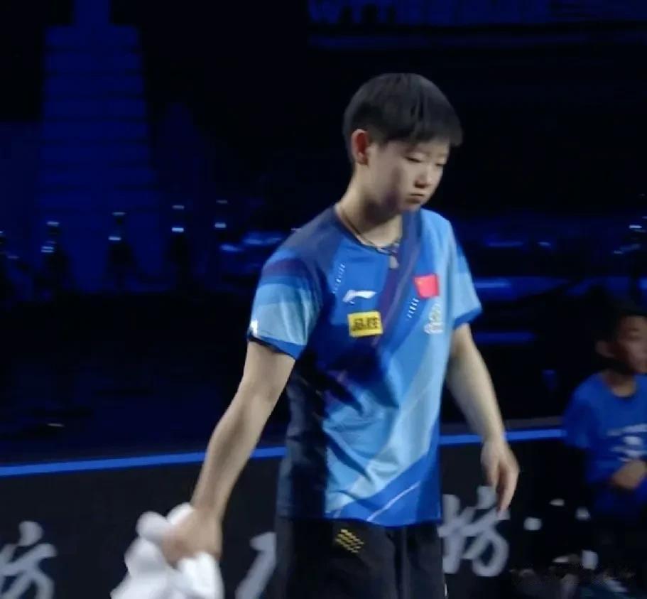 国乒高原反应严重
孙颖莎的体力精力都达到了极限，很少见莎莎这么难捱的表情，嘴唇都