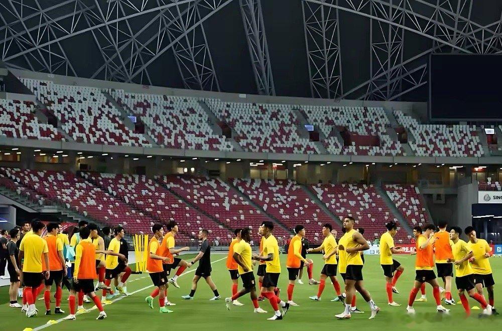 国足战新加坡占据绝对优势。北京时间6月5日晚，中国男足将在客场迎战新加坡队。根据