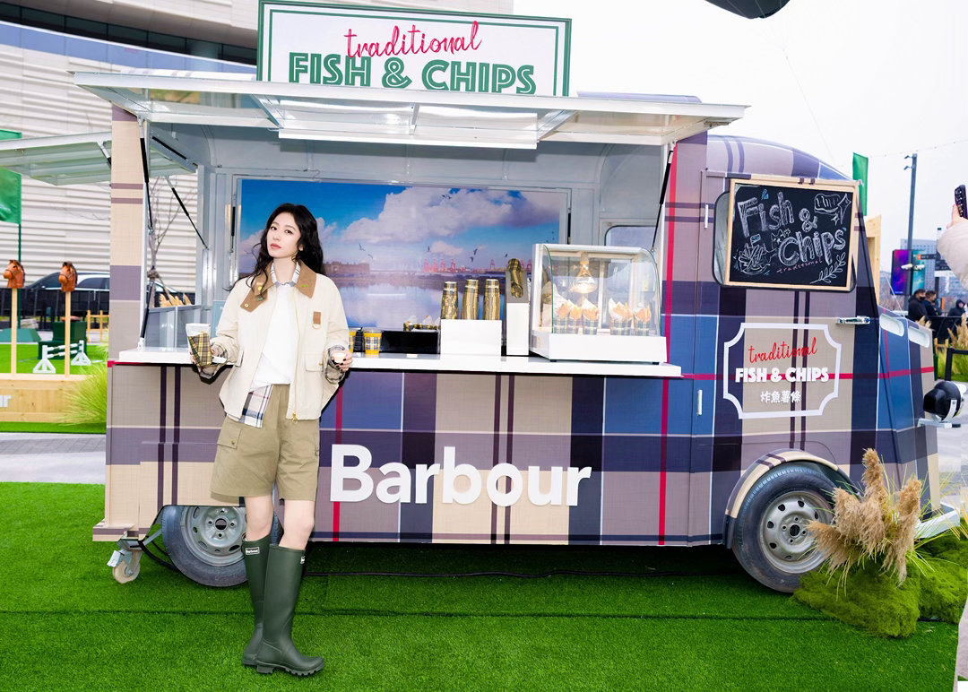 啊啊啊被周雨彤这组春日穿搭硬控了⚡️一件经典夹克，把俏皮和帅气平衡得刚刚好。不用