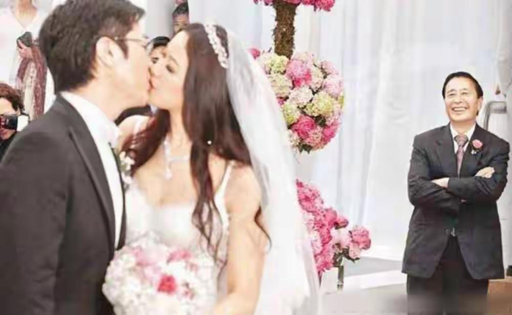 当年婚礼上徐子淇李家诚接吻，李兆基笑呵呵，看得出来他很满意这个儿媳。现场上每个人