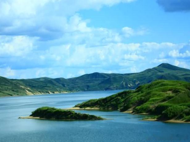 【西山湾】西山湾景区自然景观丰富多彩，四季气温变化分明。景区内湖心岛、半岛、沙半