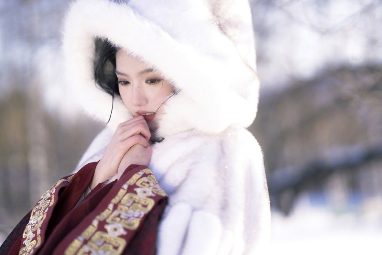 苏晓彤 雪地兔子苏晓彤雪地兔子人型化了 苏晓彤这组雪地写真可爱炸了！白斗篷配雪景