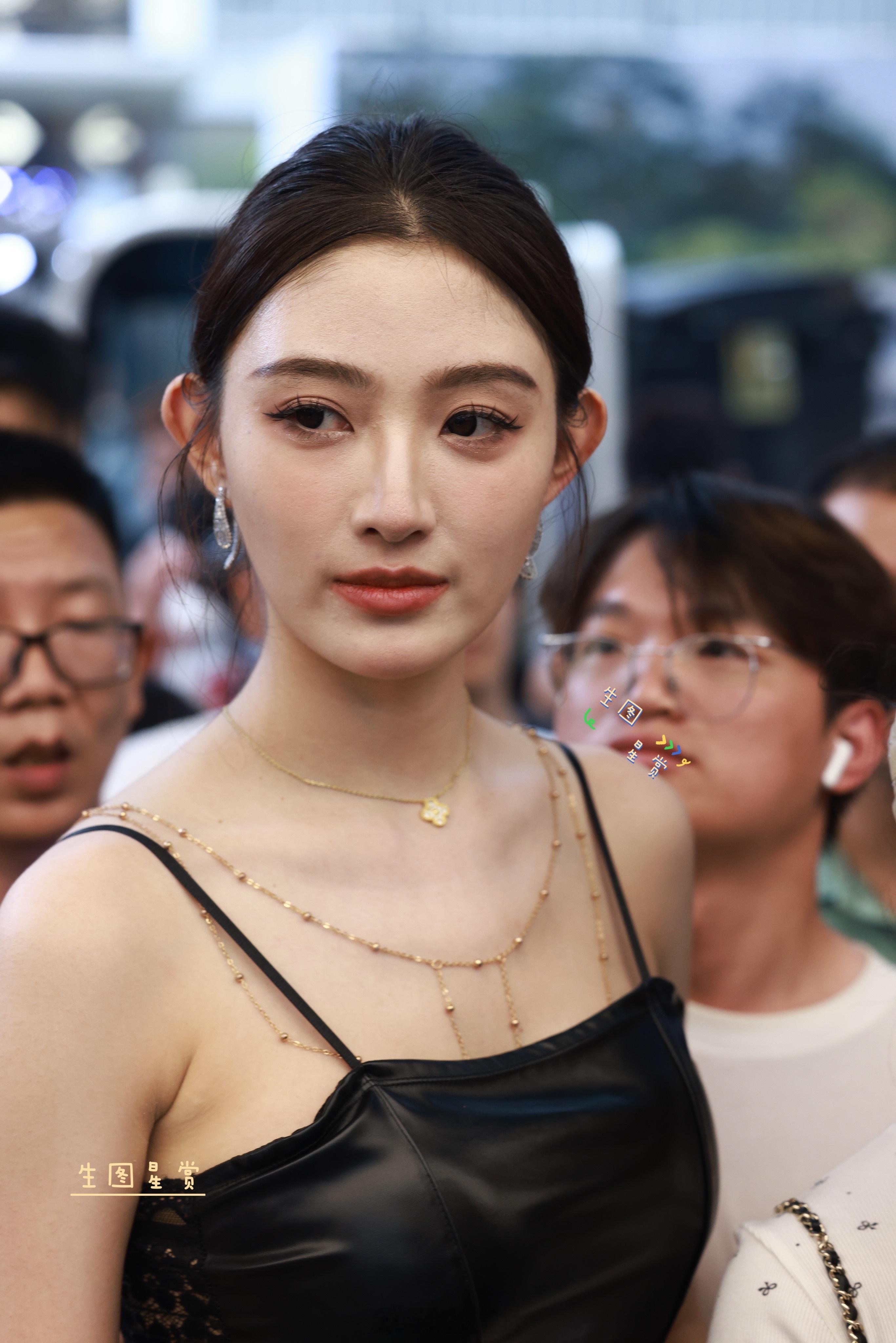 雯雯亲爱的、珍妮同框大湾区车展外拍，黑丝美腿撩动心弦[打call]🖤 ​​​