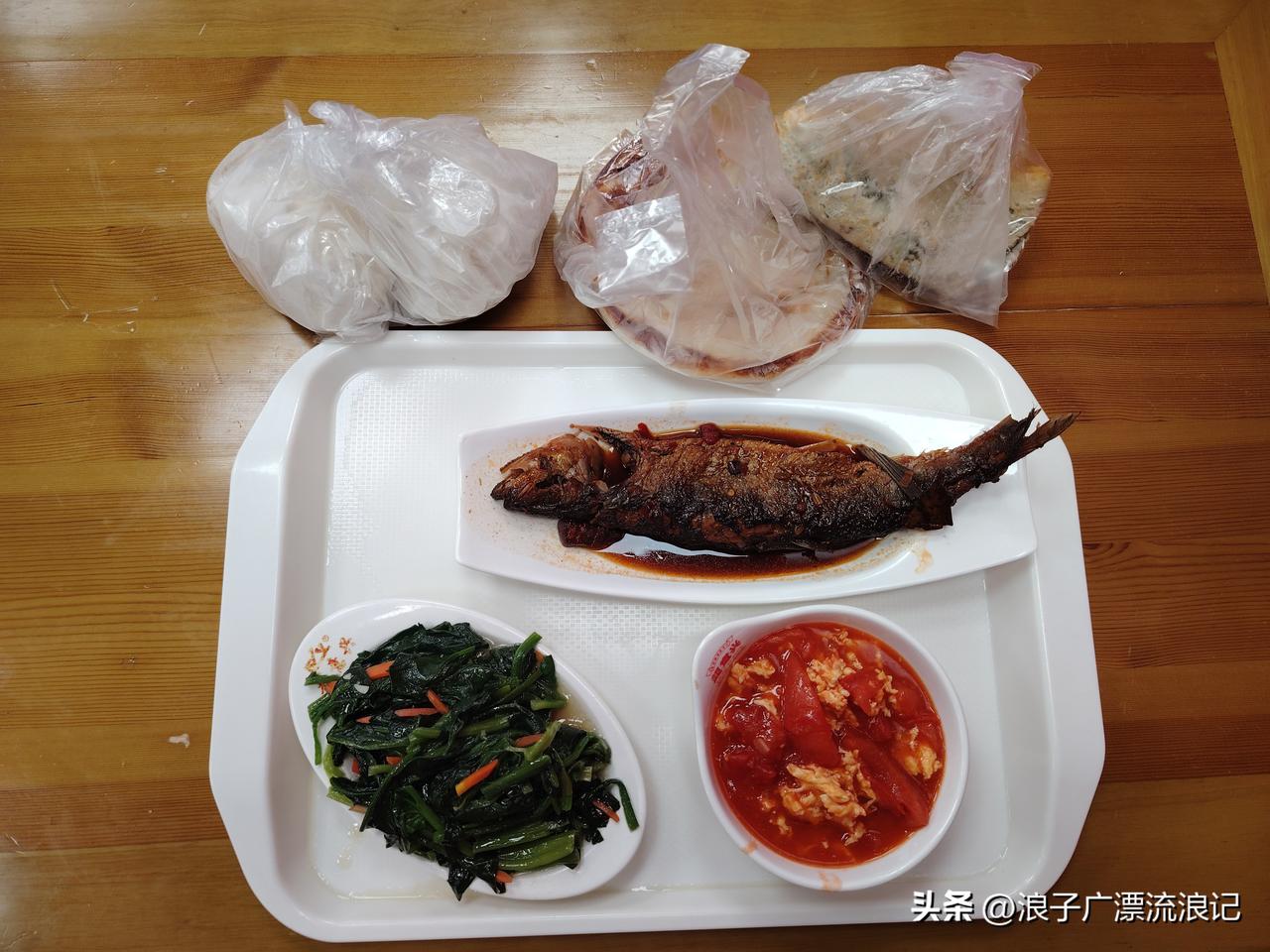 2月28号去淄博张店区西六路12号的超意兴齐赛店吃晚餐，真是气坏我了。青鱼8元、