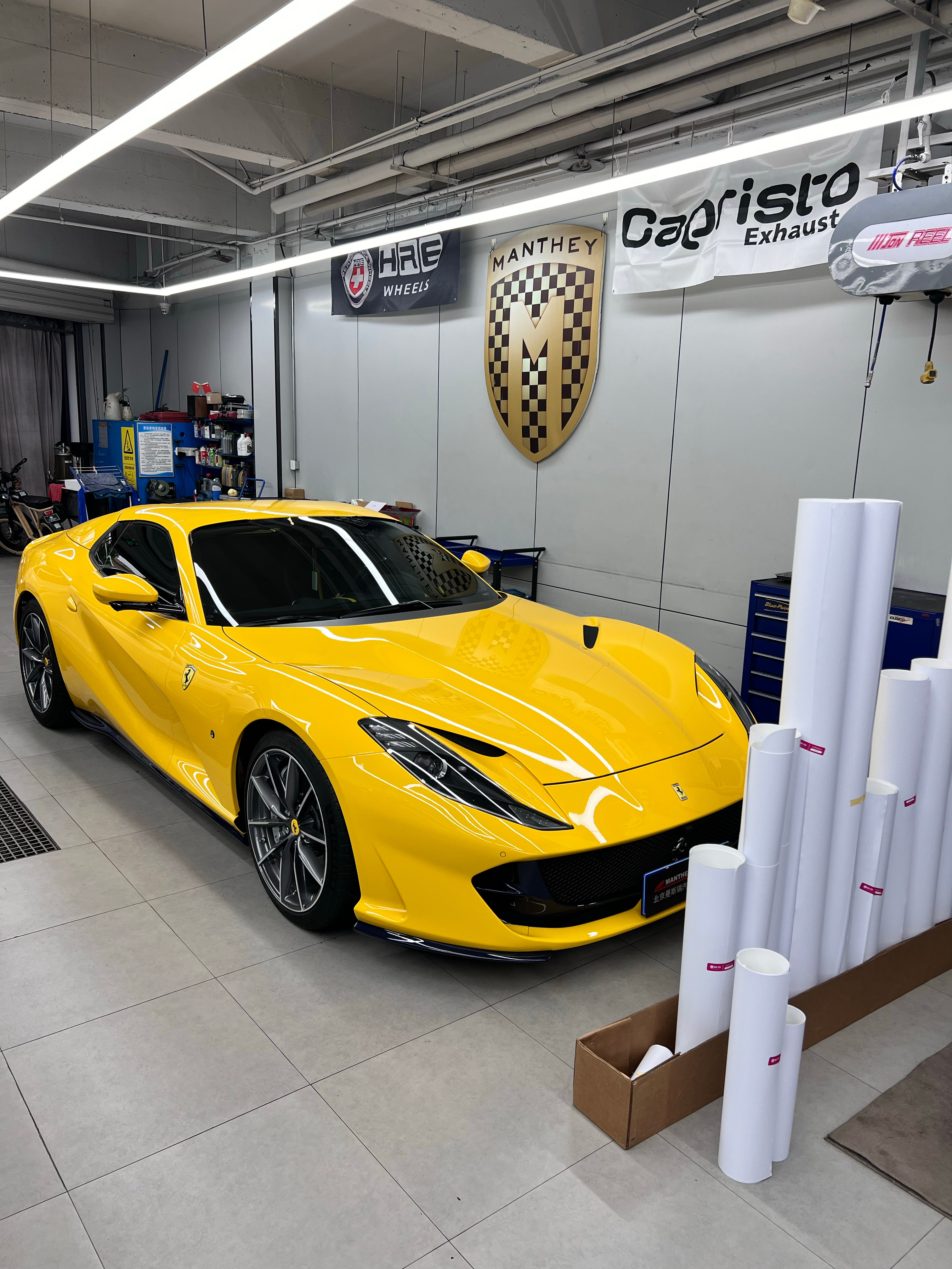 法拉利812 GTS贴膜改色哑光白，内饰外观满满的蓝碳[举车]  ​​​