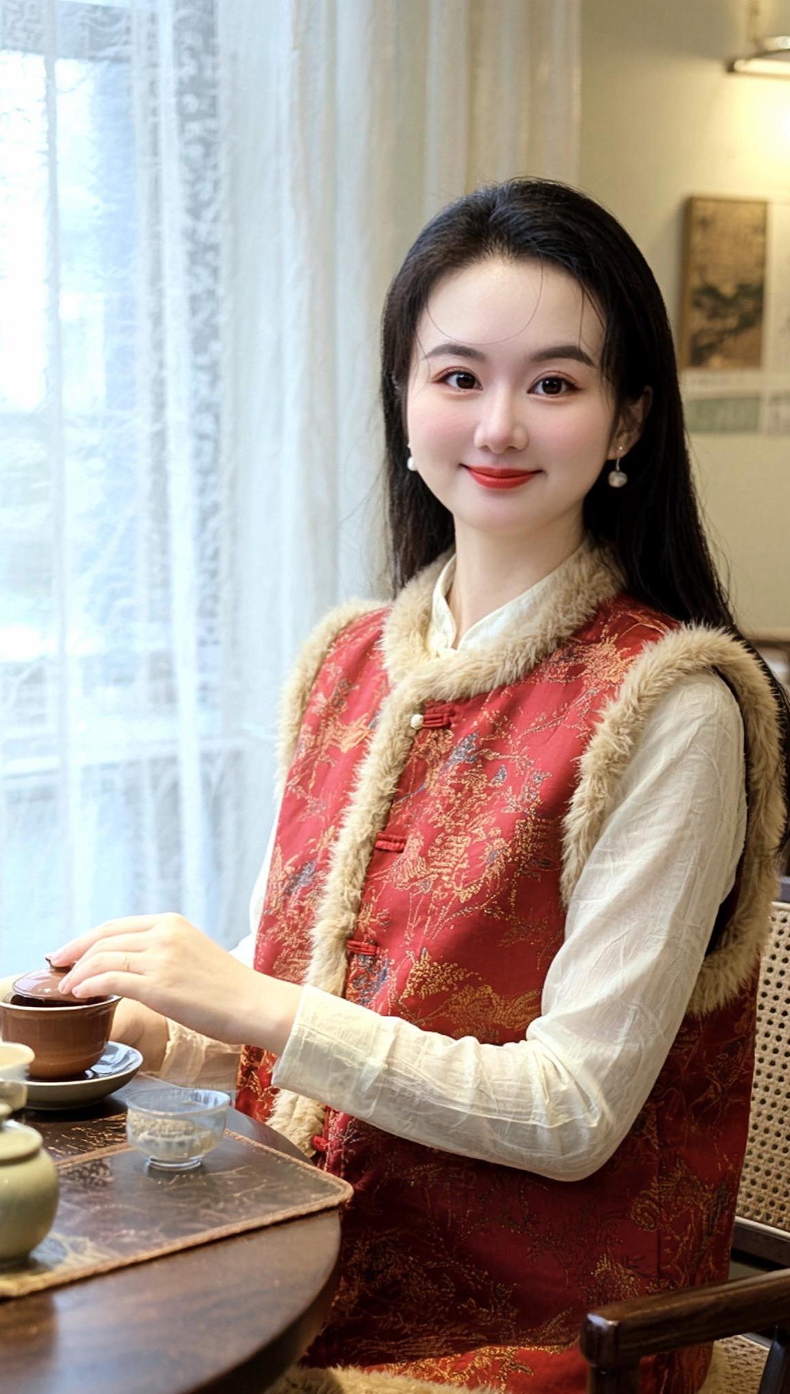 佛在灵山莫远求， 灵山只在汝心头。 人人有座灵山塔， 好向灵山塔下修。