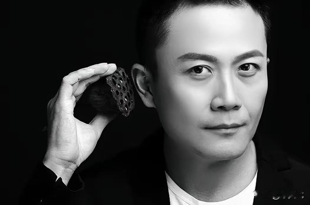 2006年，一男子为凤凰传奇写了一首歌。没想到一听完小样，玲花就把它扔了：“这也