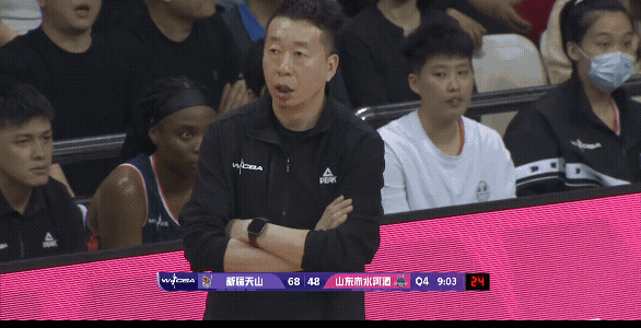 新疆女篮主教练轻轻的抚摸了一下自己不知何时烫的头，心里大概在想“就你侯冰赛季最佳