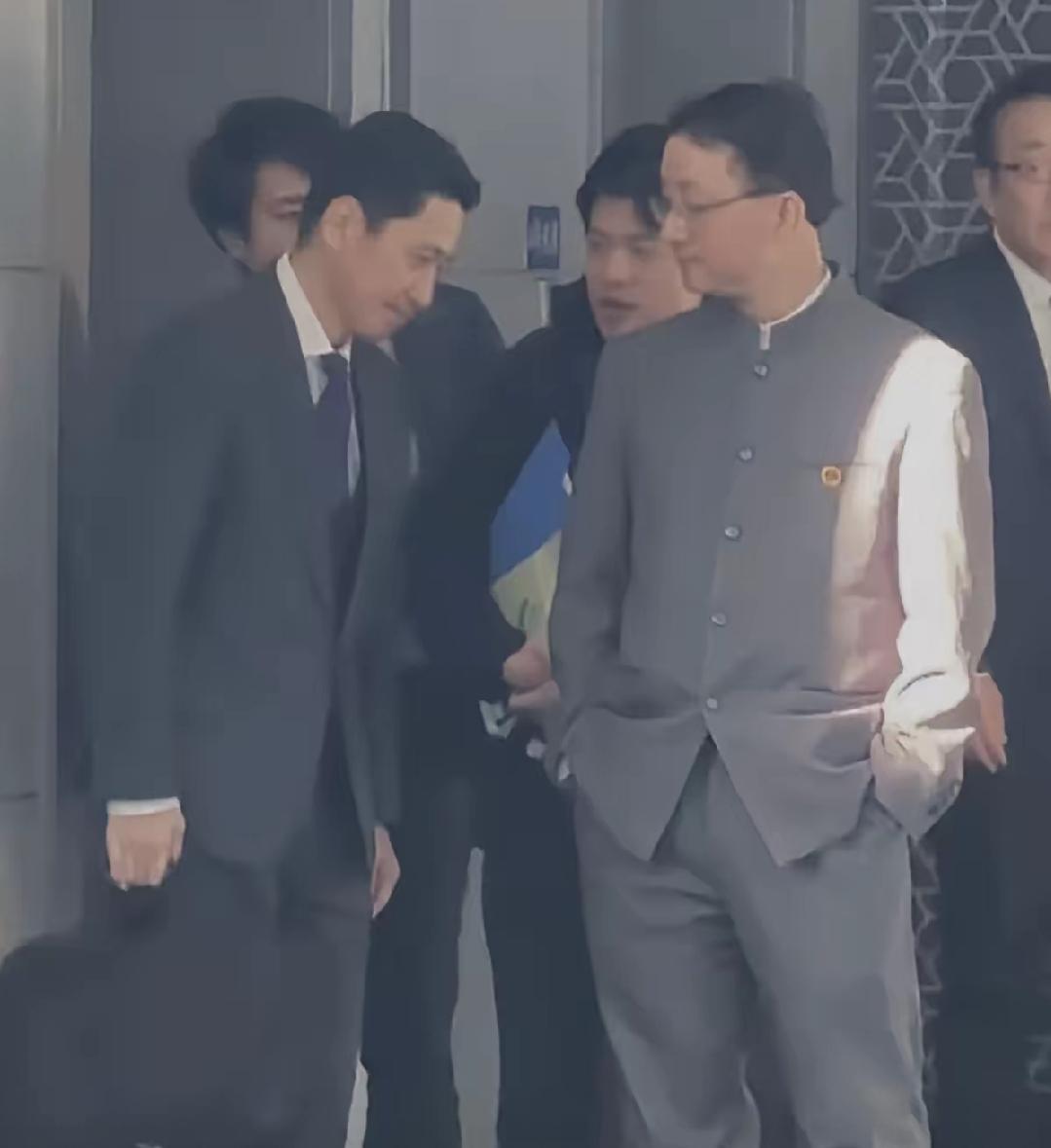 双手插兜的霸气，才是实力最直白的宣言！那句“不知道什么叫对手”，听着就浑身带劲，