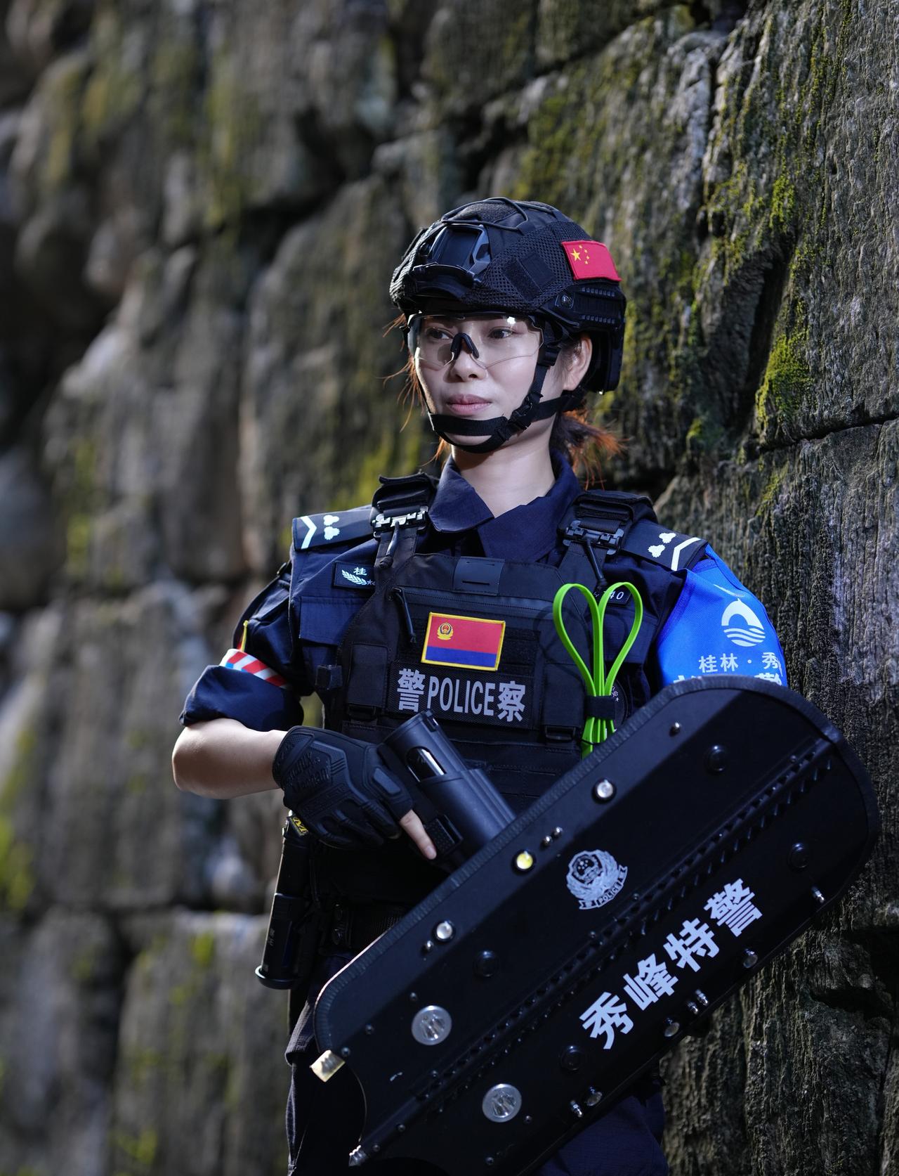 特警支队中的女辅警！

‌在大型活动安保、人群疏导、接警调度及反诈宣传中，女性特