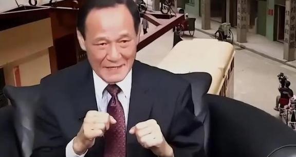 1984年，陈惠敏带着怀孕的妻子去参加宴会，碰见新义安的苏龙，苏龙一脚踢过去，陈