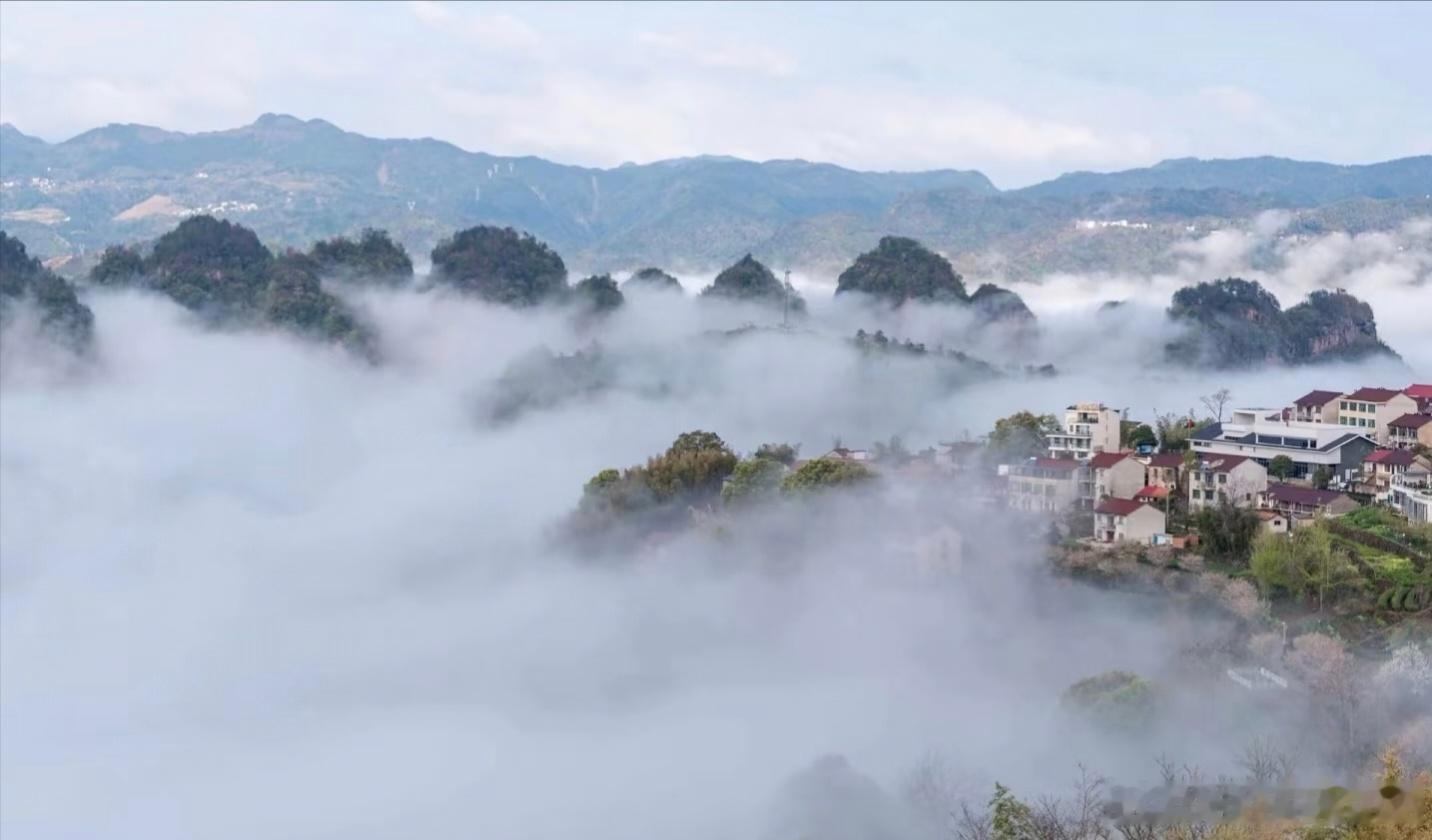 山在雾里，家在山间，一眼沦陷的云海 