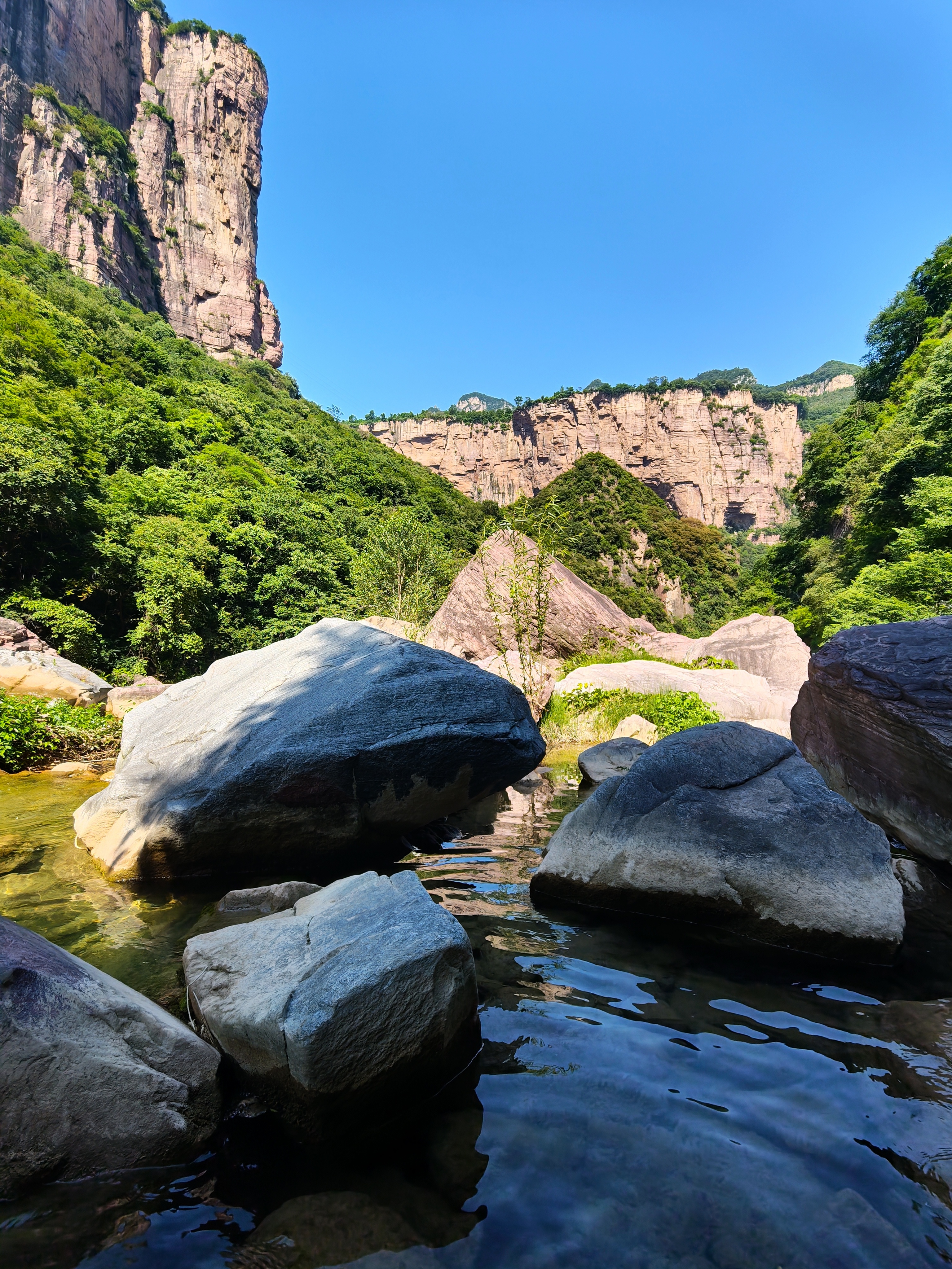 在山谷里泡脚，给大伙看看豫足