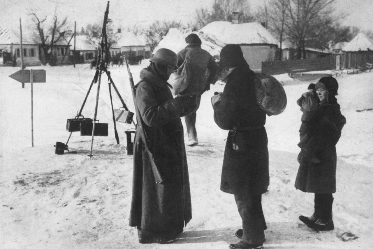[呲牙] 配音：你滴，《良民证》滴干活（1）——1942 年 1 月，德军在被占