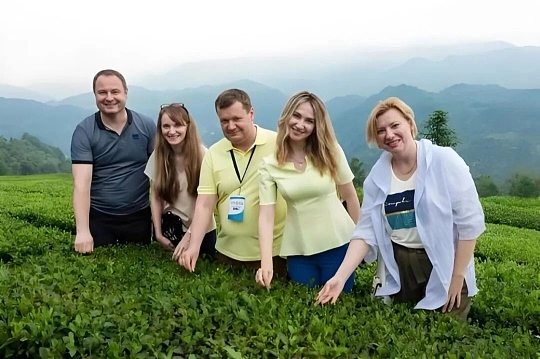 当你的朋友都过上了截然相反的生活有人早早成家安稳度日，有人独自闯荡四海为家；有人