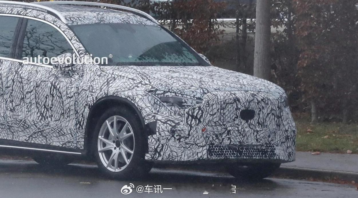 全新奔驰纯电GLC的谍照图曝光新车将提供七座的布局并沿用了隐藏式的门把手新款奔驰