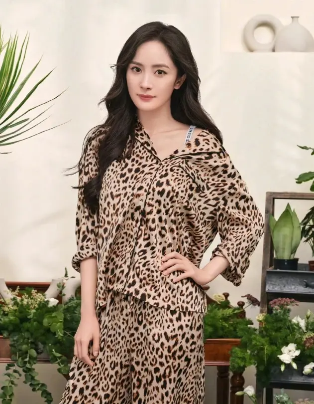 杨幂 | 豹纹睡衣最美   小羊能量头像 小羊能量头像   2025年...