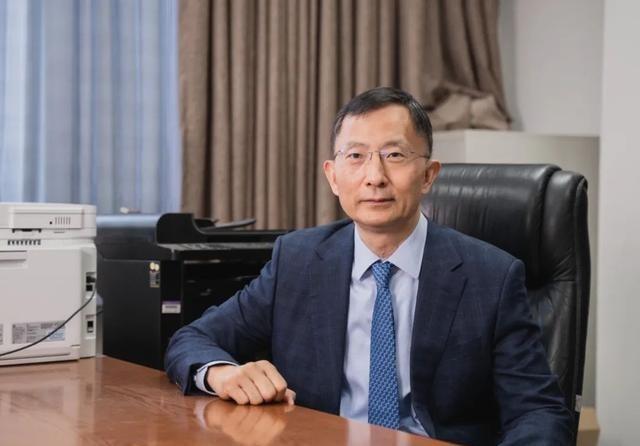 “我自愿放弃中国国籍，加入美国国籍”。1988年，由中国出资去美国深造的高华健，