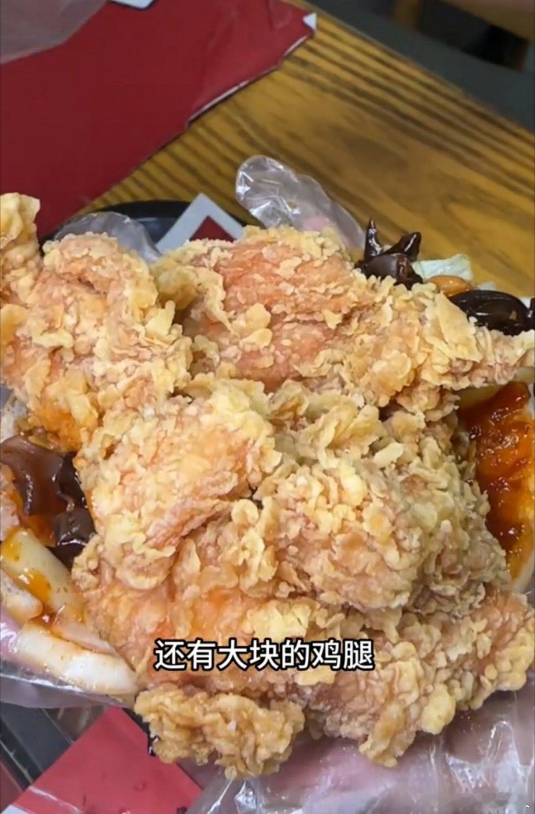 #在华莱士一户一熊猫#  要川味不要班味，作为四川人哪里能少得了川味呢[哈哈][