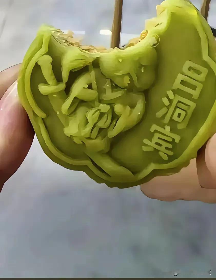 这个月饼我咬了一口，不敢吃了。就是朋友送了我一盒月饼，说特别好吃，让我尝尝，我打