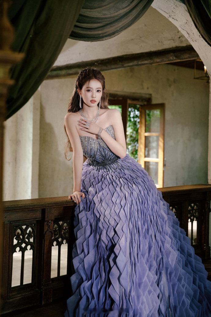 白鹿复古华丽油画公主微博视界大会 ​白鹿哇哇哇第二套造型！好好看这复古华丽的油画