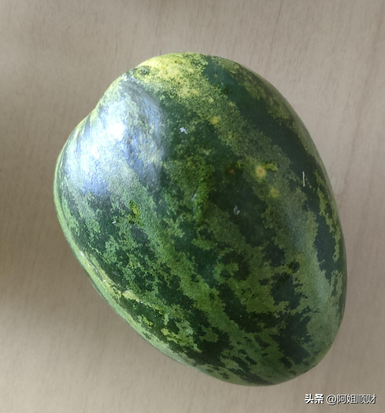 我今年第1次吃到这种瓜，太好吃了。
家人在市场买回来几个香瓜，我一看立马就说，这