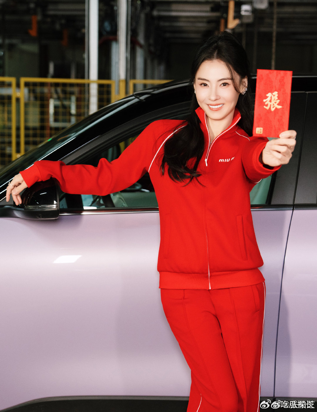 张柏芝元宵节给大家送好运 张柏芝一身亮眼红装搭配甜美的笑容，整个人都在发光。她手