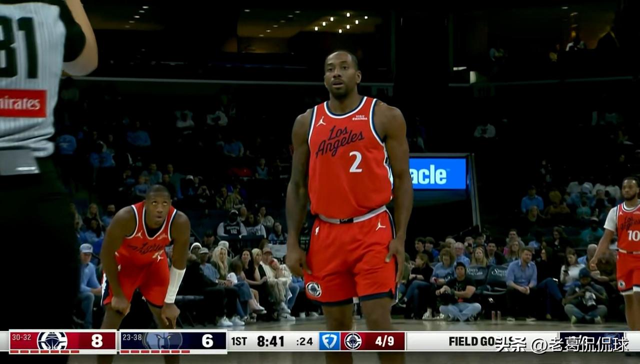 快船巨星伦纳德真是既当爹又当妈！在今天快船客场挑战灰熊的比赛中，目前双方半场战罢