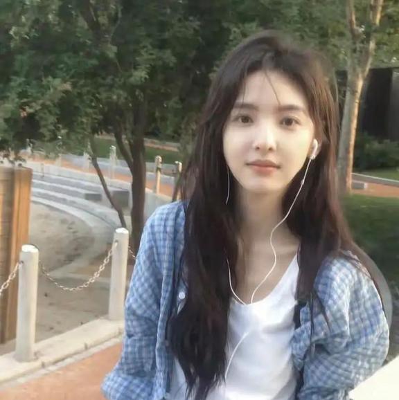 章若楠身上的几个代言，都要求她不能随意改变个人形象，比如头发长度、发色等。毕竟她
