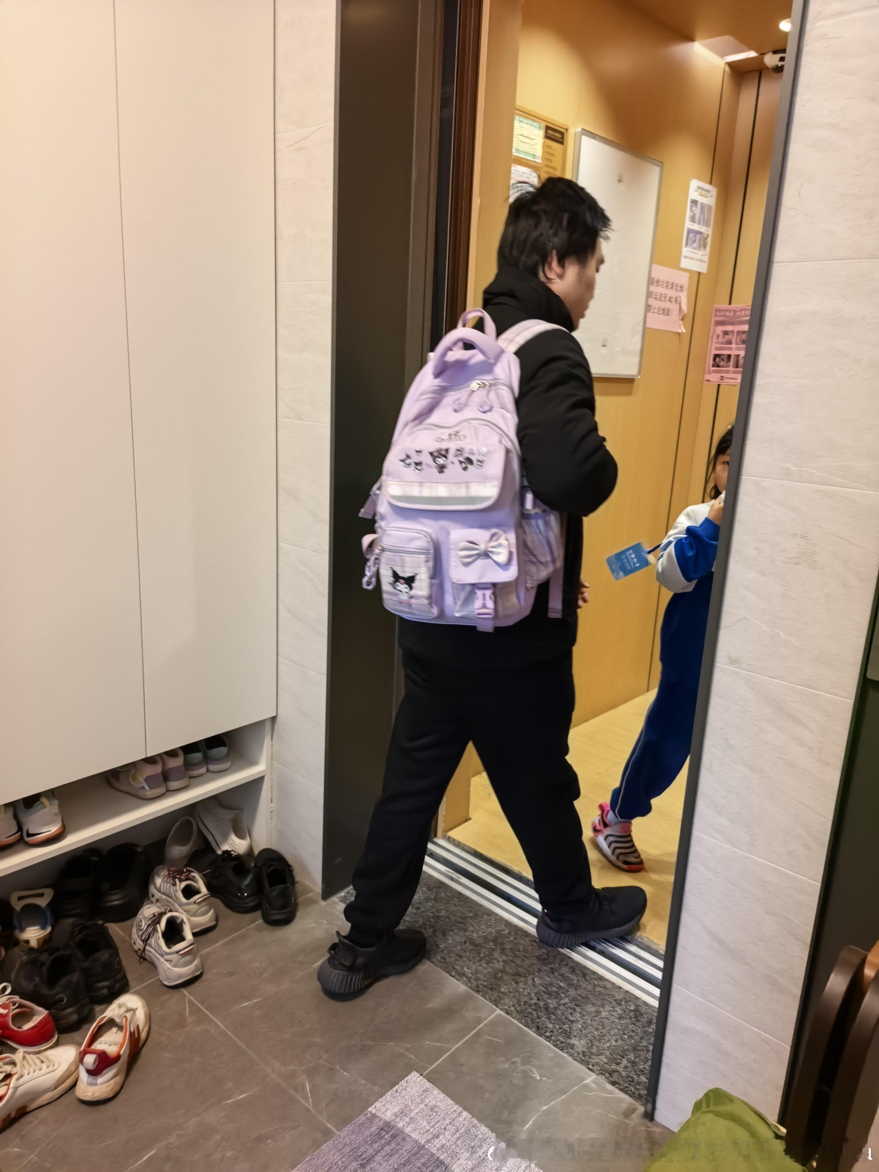 一早上 衣服没穿够啦牛奶洒啦闹闹哄哄的 上学去了[柯基]目测今天要迟到了[挖鼻]