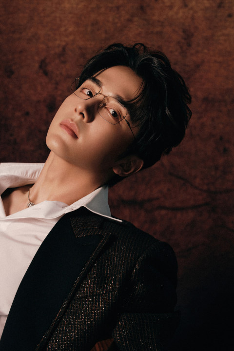 张新成领口开花  眼镜、西装、眼神，张新成这身造型好斯文败类，赶紧递个剧本给他！