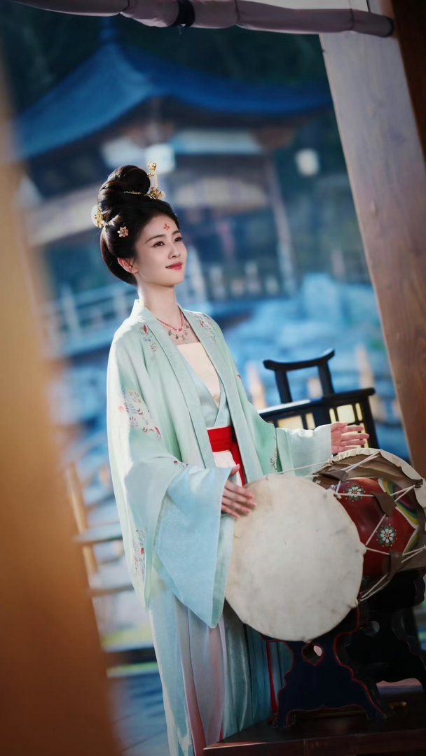 白鹿  “喜欢不会淹没于汹涌人海，爱意浸透入岁月绵长.”“春生草木 夏为蔓枝 爱