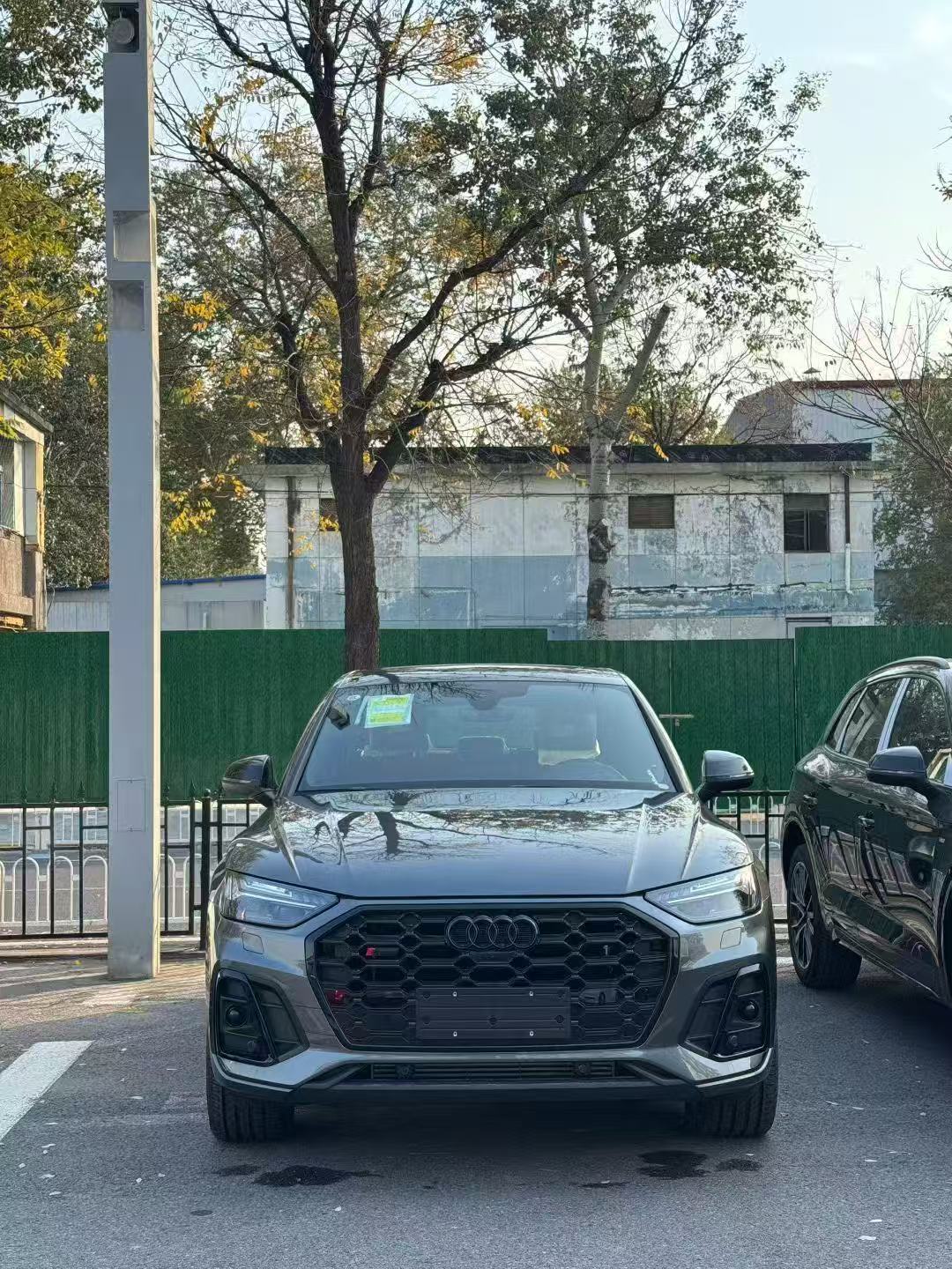 奥迪SQ5轿跑 ，二台现车 天云灰耀夜绿24年3月生产指导价63.88全款灰色5