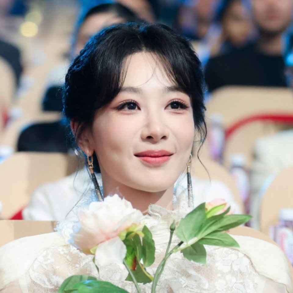 能不能把双眼皮贴撕掉，平时活动贴一下就算了，剧里也贴，香蜜时眼睛多好看，现在弄的