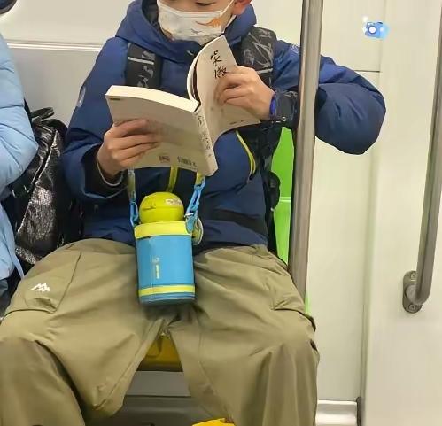 小朋友看书了，比看手机好多了！